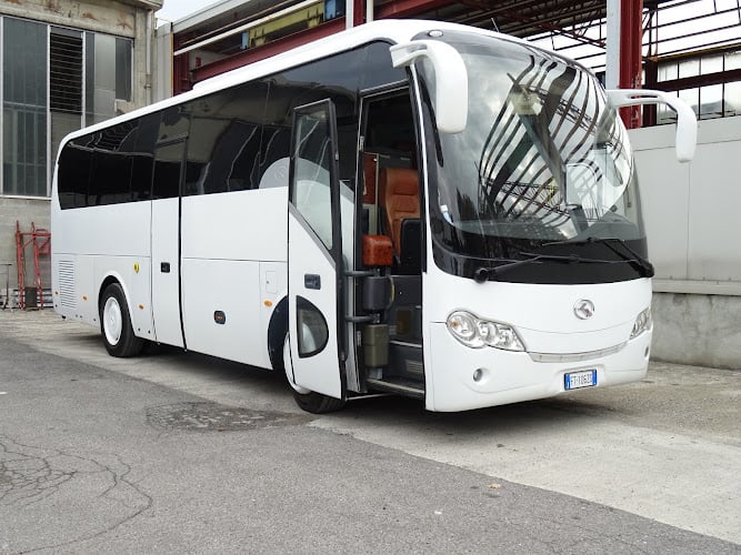 Noleggio Bus Minibus Pullman Milano Duomo Autonoleggi
