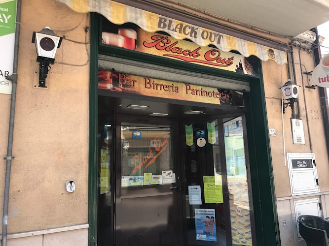 BLACK OUT COCKTAIL BAR