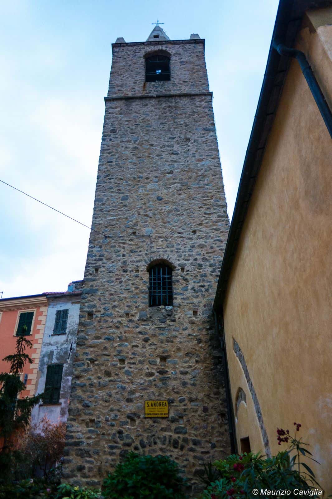 Chiesa di Sant'Andrea con il campanile romanico e la Torre Civica a Ceriana