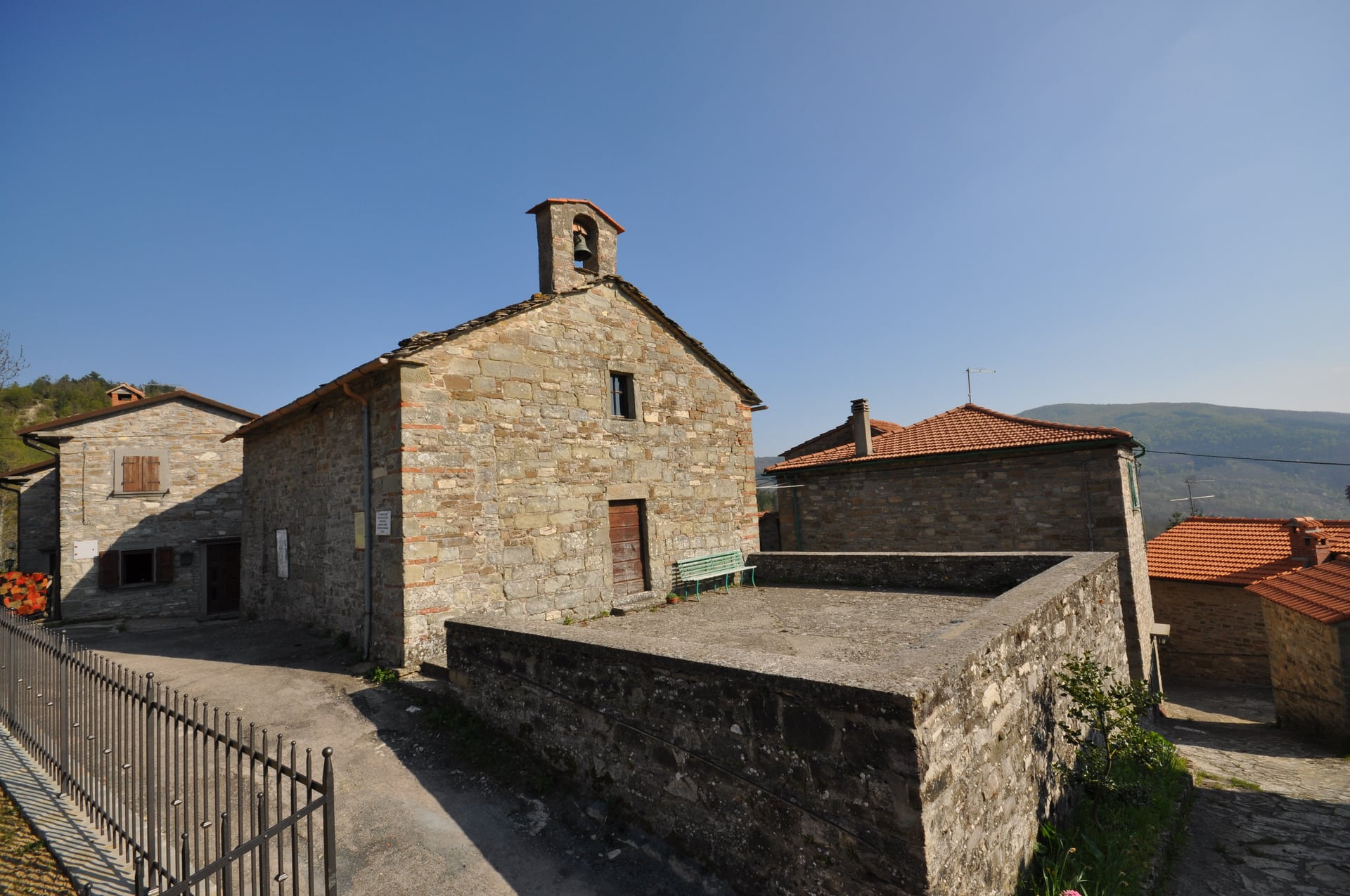 Borgo di Vezzano e Pieve di S. Maria dell'Assunta