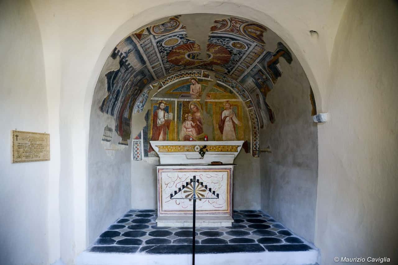 Chiesetta romanica di San Salvatore lungo il sentiero di San Giovanni a Ceriana