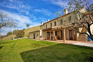 Locanda Montelippo - Ristorante e Agriturismo con area relax - Agriturismo con piscina termale idromassaggio con acqua salata e sauna a botte nelle colline marchigiane vicino a Pesaro e Urbino