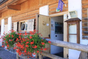 Agritur Malga Salanzada ristorante con piatti tipici trentini in Val di Fiemme tavoli all'esterno, strauben fortaie val di Fiemme Dolomiti del Trentino