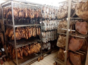 SALUMIFICIO PARISI - Produzione speck, carne salada e salumi tipici. Stabilimento e spaccio