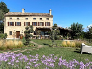 La Vecchia Scuola Bed and Breakfast met zwembad in Le Marche Italië