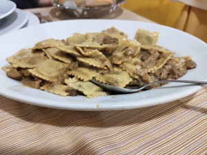 Monte Argegna - Ristorante Casa del Pellegrino (di fianco al Santuario)