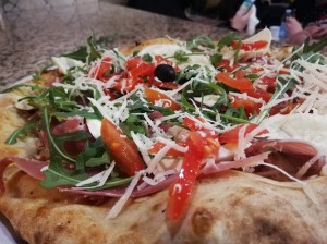 Flying Pizza è una pizzeria principalmente d 'asporto con forno a legna ,,per le nostre pizze usiamo ingredienti di qualità alcuni anche a km 0... Pizzeria a conduzione famigliare personale vaccinato....