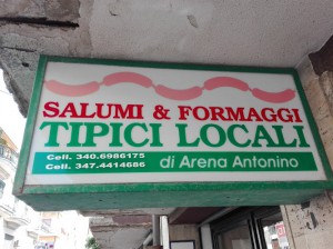 salumi e formaggi tipici locali