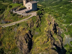 La Rocca Ofiolitica di Pozzolo e la Chiesa di San Maurizio