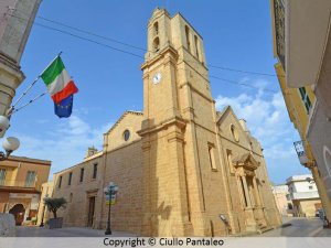 Piazza Chiesa e la mola di pietra