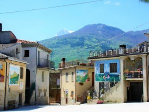 Borgo di Azzinano, paese dei murales (frazione)