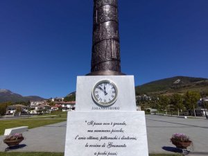 Colonna del Viggianese nel Mondo e Statua di Papa Giovanni XXIII