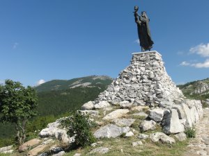 Scultura in bronzo della Vergine con Bambino