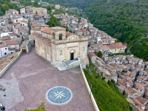 Chiesa della S.S. Assunta e affaccio panoramico dal Piazzale Motta