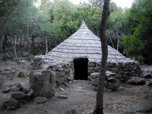 La nuragica Capanna delle riunioni e il Parco di Monti Casteddu