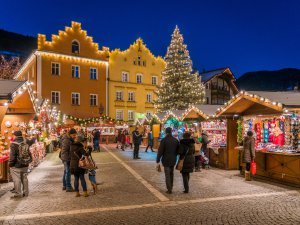 Mercatino di Natale di Vipiteno - Südtirol: Un'Esperienza Magica tra Tradizioni e Suoni Natalizi