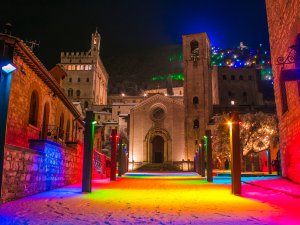 Magico Natale a Gubbio 2024: Scopri il Mercatino ai Piedi dell'Albero di Natale più Grande del Mondo