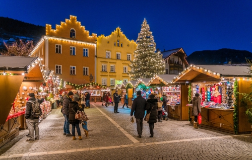 Mercatino di Natale di Vipiteno - Südtirol: Un'Esperienza Magica tra Tradizioni e Suoni Natalizi