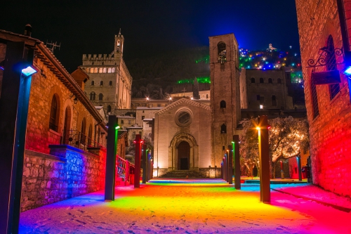 Magico Natale a Gubbio 2024: Scopri il Mercatino ai Piedi dell'Albero di Natale più Grande del Mondo